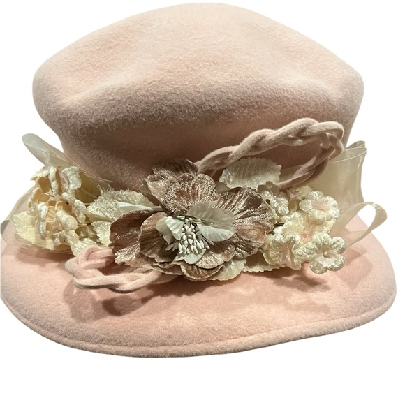 Vintage baby pink wool felt hat with floral embellishments - Picture 1 of 10